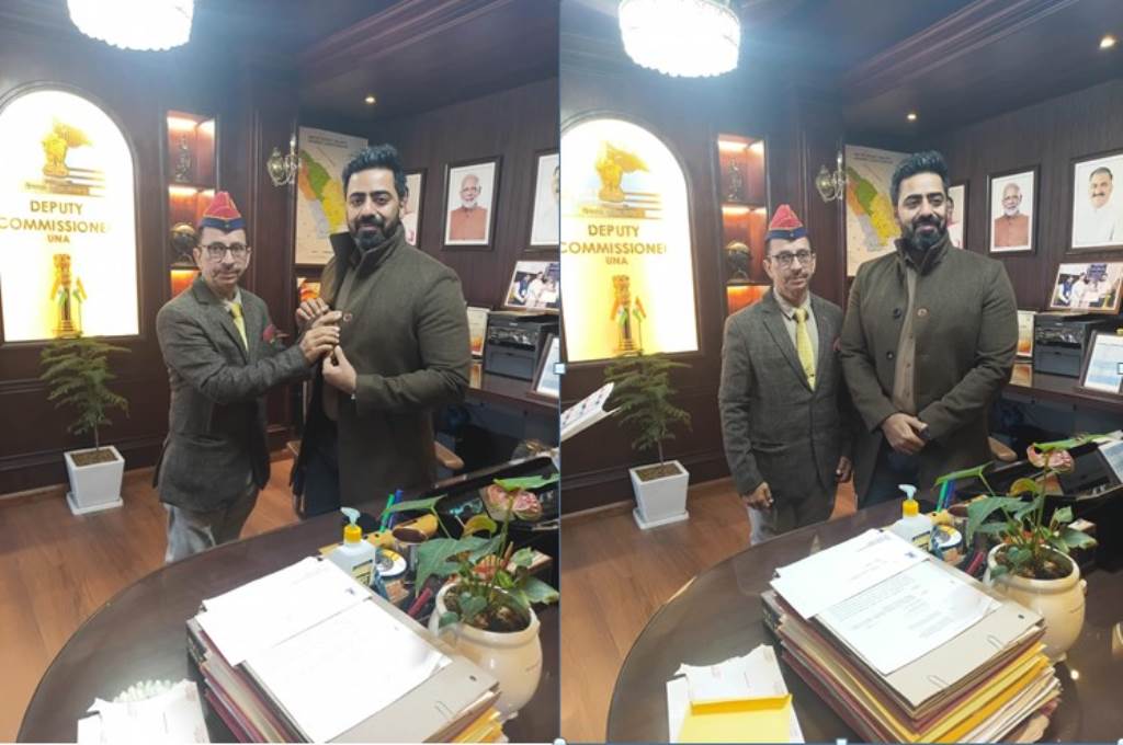 झंडा दिवस पर लेफ्टिनेंट कर्नल एसके कालिया ने उपायुक्त को लगाया सेना झंडा
